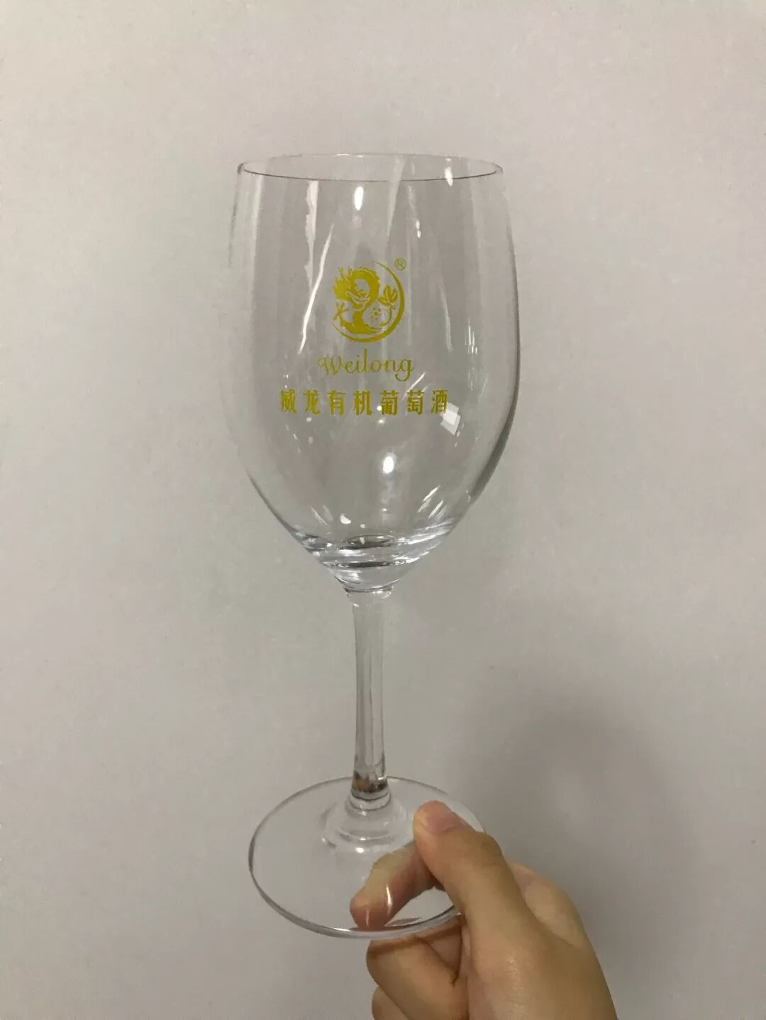 威龙课堂 | 正确的红酒拿杯姿势是怎样的？