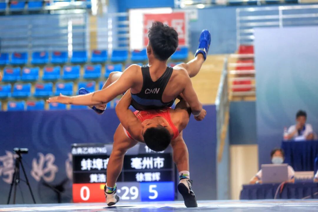 摔跤比赛现场安徽省第十五届运动会让我们直击明光市老明光体育馆内