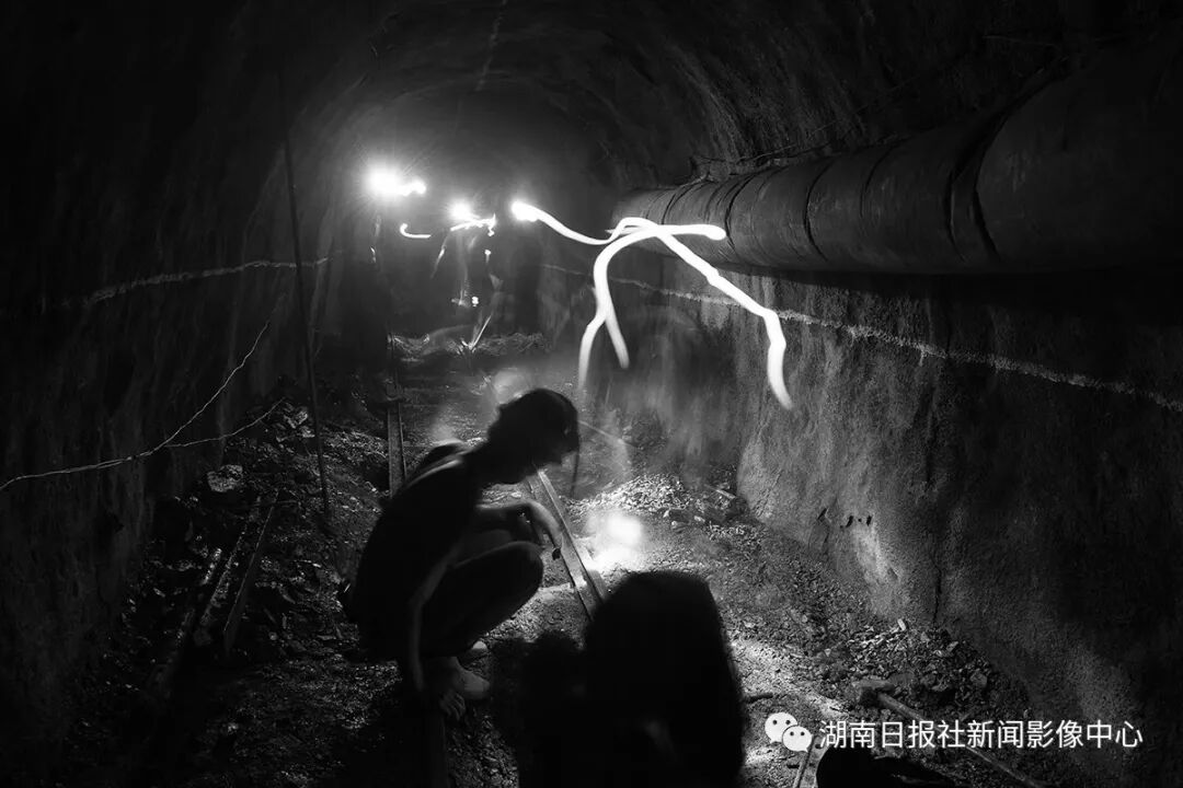 矿工们在井下吃班中餐.