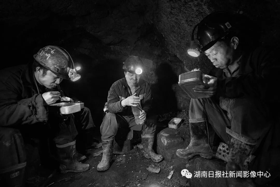 煤矿工人:在黑暗中开采"光明"