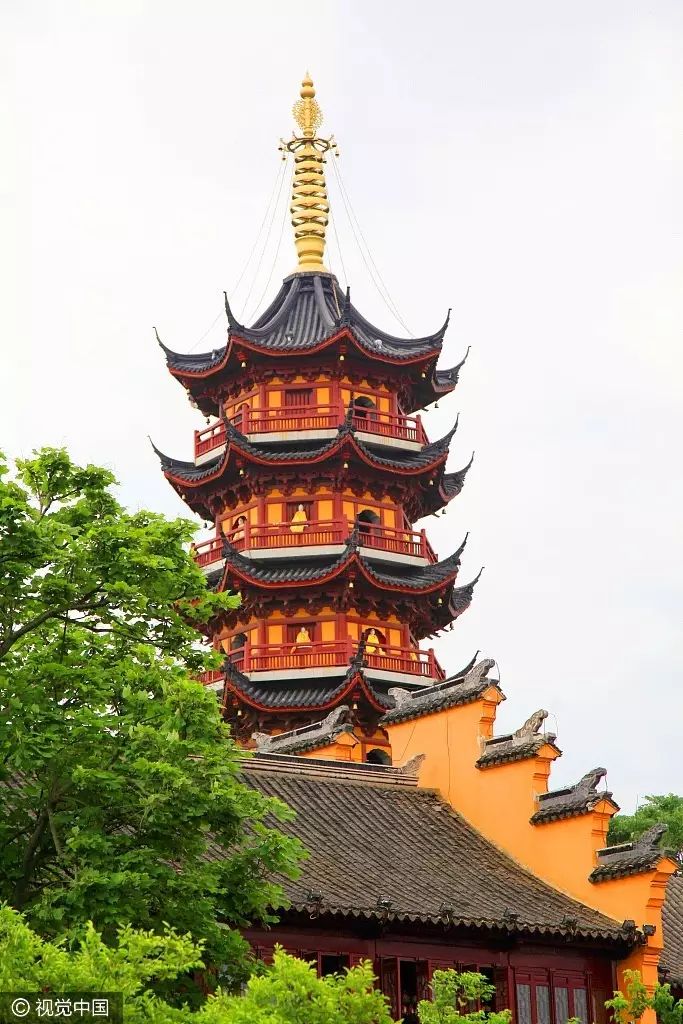 在它的中心区建有千百年历史的一座不大的古寺庙—鸡鸣寺,这座古寺