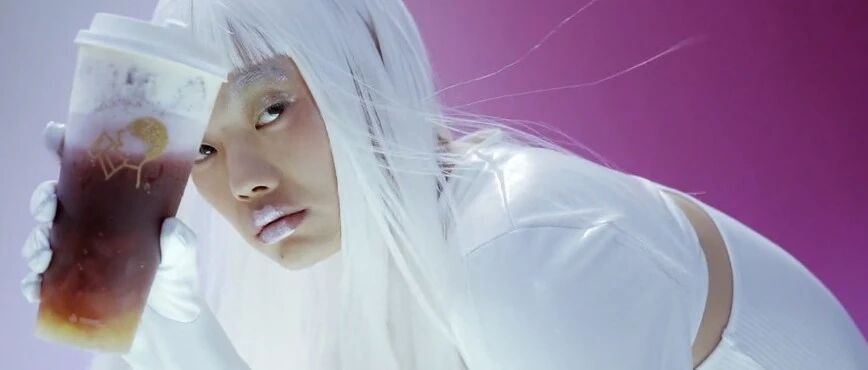 连卖鞋的都不放过，疯狂联名的喜茶还有救吗？