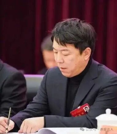 明星走进人民大会堂，没了团队包装，素颜状态下遍地普男普女？