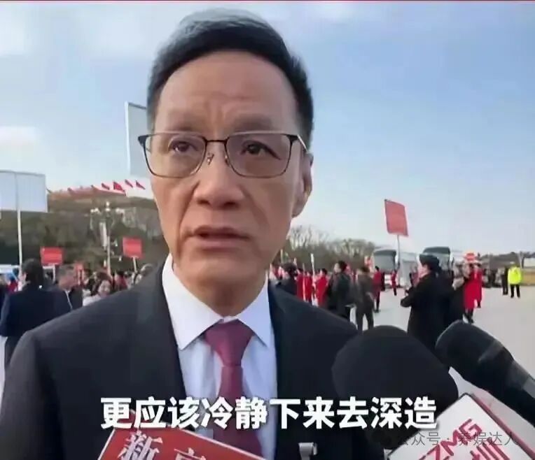 明星走进人民大会堂，没了团队包装，素颜状态下遍地普男普女？