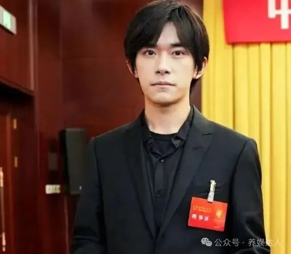 明星走进人民大会堂，没了团队包装，素颜状态下遍地普男普女？