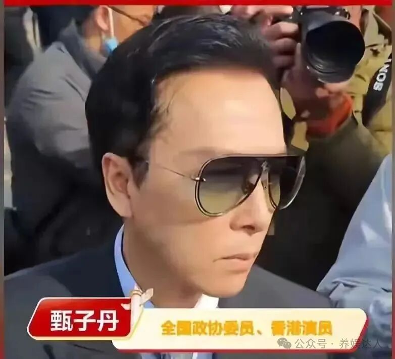 明星走进人民大会堂，没了团队包装，素颜状态下遍地普男普女？
