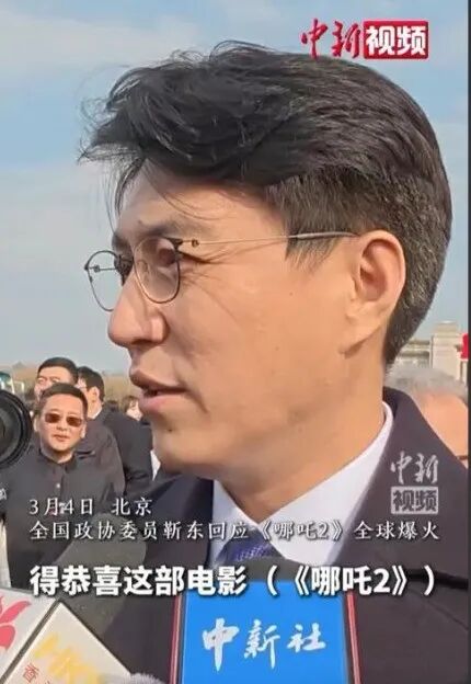 明星走进人民大会堂，没了团队包装，素颜状态下遍地普男普女？