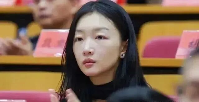 明星走进人民大会堂，没了团队包装，素颜状态下遍地普男普女？