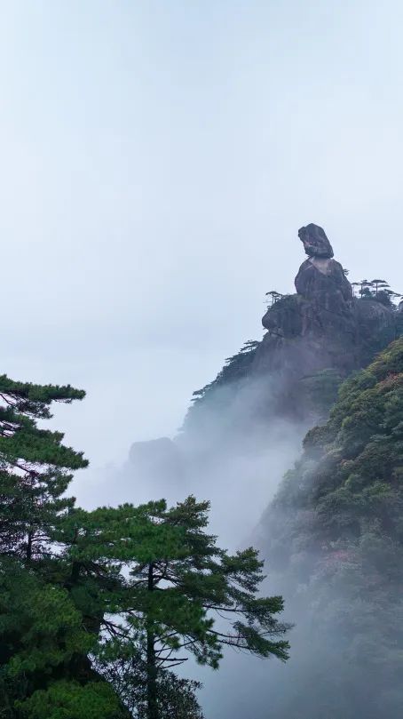 來遊玩的遊客都會與其合影一張東方女神是三清山必打卡象形石之一01.