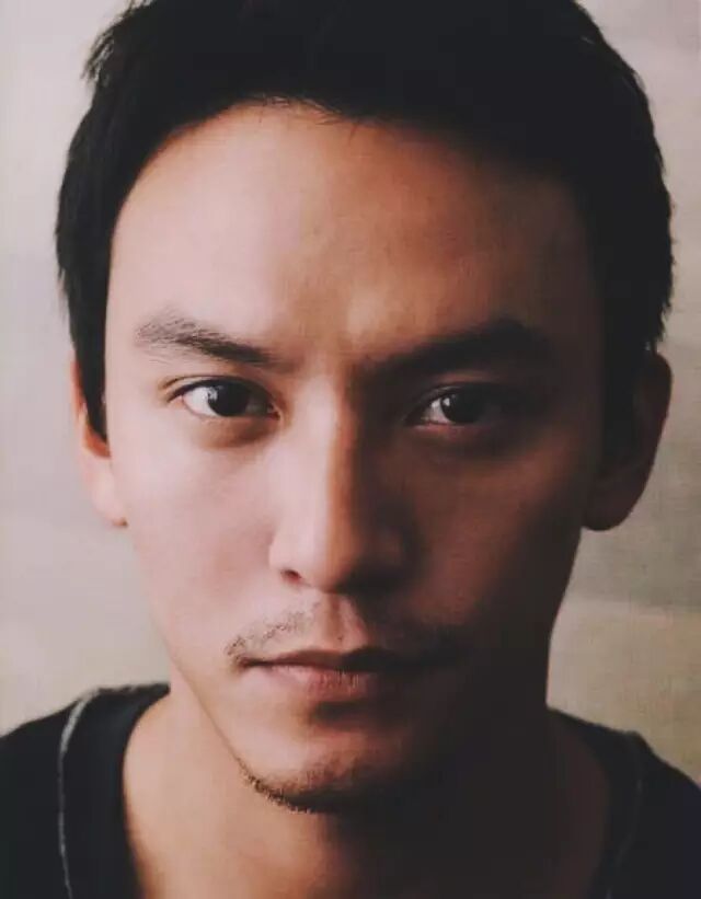 最后我们看一下张艺谋本尊,特么的还是额头饱满,双眼皮,小嘴,瓜子脸!