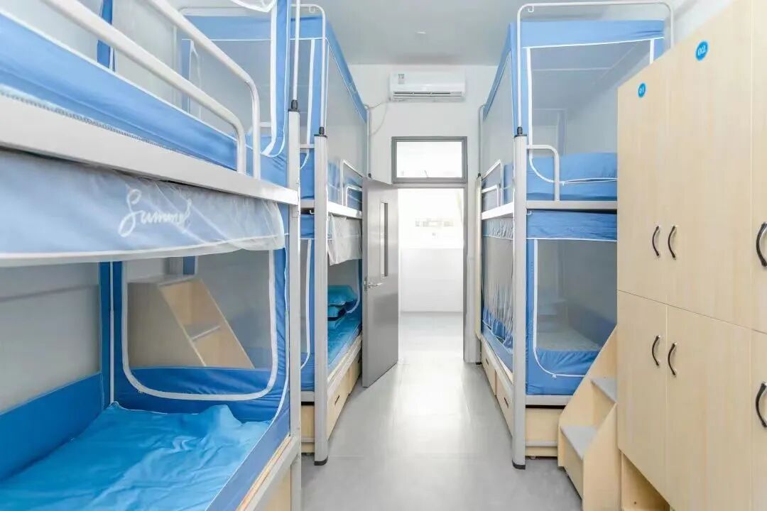 番禺中学番禺中学的宿舍为8-10人间,有空调,风扇,阳台,独立卫浴等