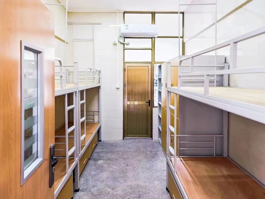 真光中学真光中学汾水校区全走读,本部校区宿舍为8人间,每间宿舍配有