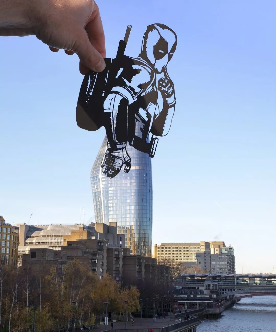 静坐的斑点狗举杠铃的自由女神像▼英国纸艺术家rich mcmor将他的剪纸