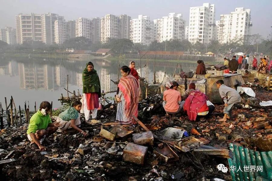印度加尔各答。火灾现场的贫民窟妇女.jpg