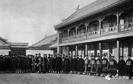 1901年丁韪良等人在京师大学堂前合影.jpg