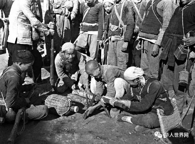 在青年知识分子的指导下，根据地人民自制出各式地雷。 福尔曼摄.jpeg