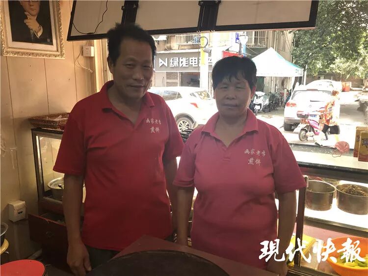 南京城南摆摊卖煎饼的“画家”：一手烟火，一手画笔