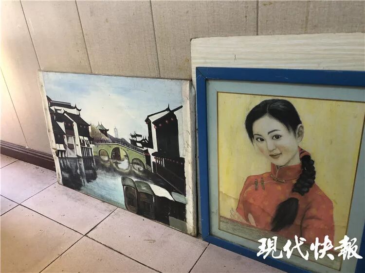 南京城南摆摊卖煎饼的“画家”：一手烟火，一手画笔