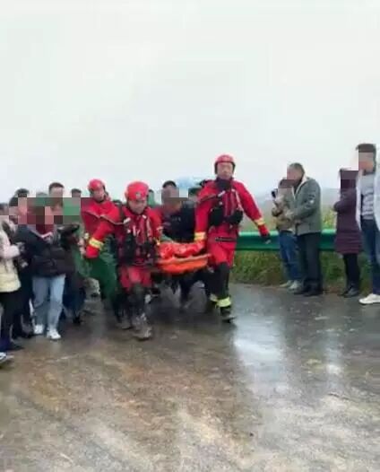 兄弟俩下湖捕鱼被困 救上岸时浑身淤泥已双双身亡