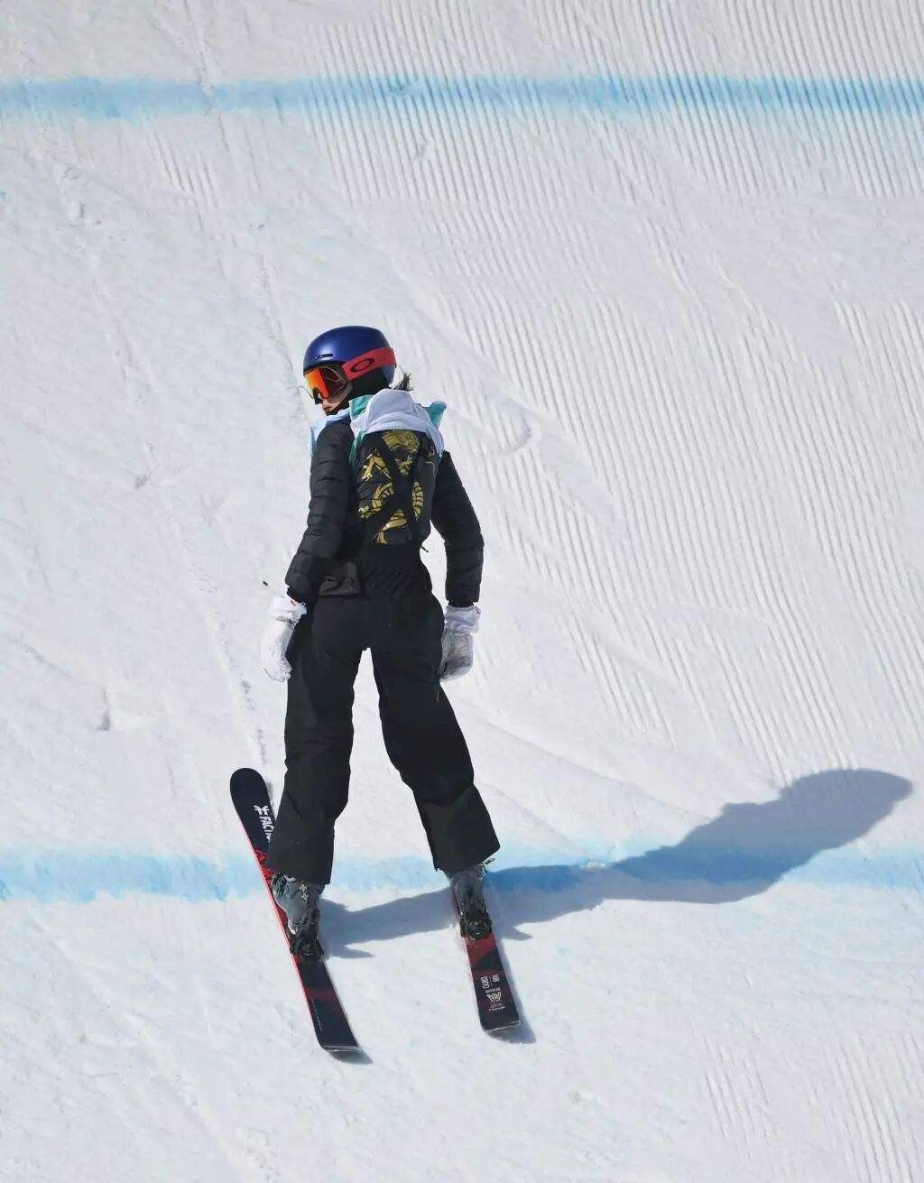 服谷爱凌凌空而起女子大跳台决赛中在北京冬奥会自由式滑雪2月8日是