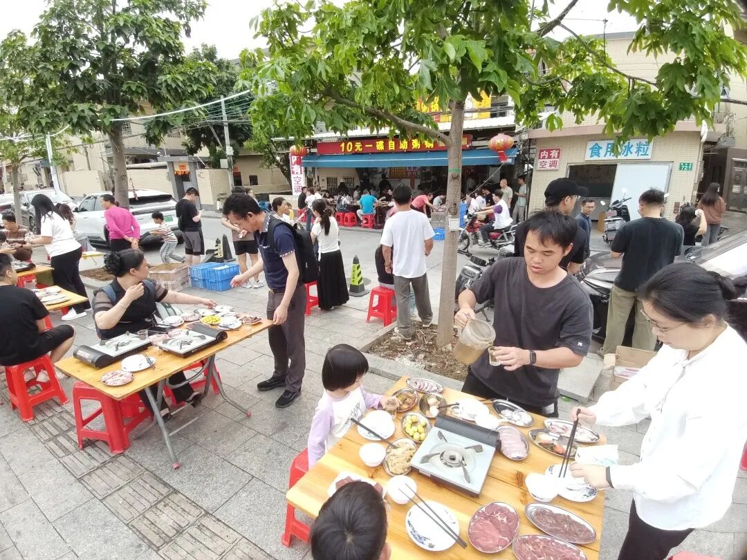 店内店外坐满食客。