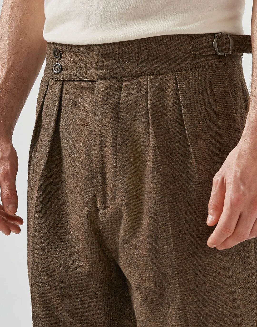 ring jacket都有推出一些侧腰或后腰带调节袢的成品西裤