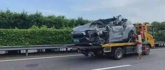 讣告称蔚来车主启动自动驾驶后车祸身亡，车主购车推荐人发声：极度自责