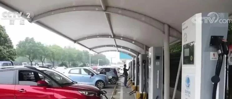 电动汽车高速公路充电高峰提前出现 春节多处服务区将现排队充电