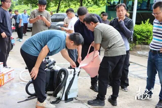 新興、云城、云安三個(gè)縣區(qū)組織力量前往郁南，支援防滅蚊行動(dòng)。   張健珍 攝