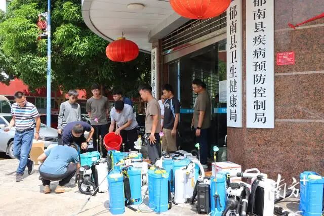 新興、云城、云安三個(gè)縣區(qū)組織力量前往郁南，支援防滅蚊行動(dòng)。   張健珍 攝