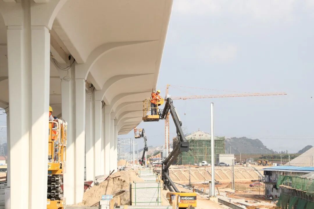 南玉高铁横州站站房室内外装修稳步进行