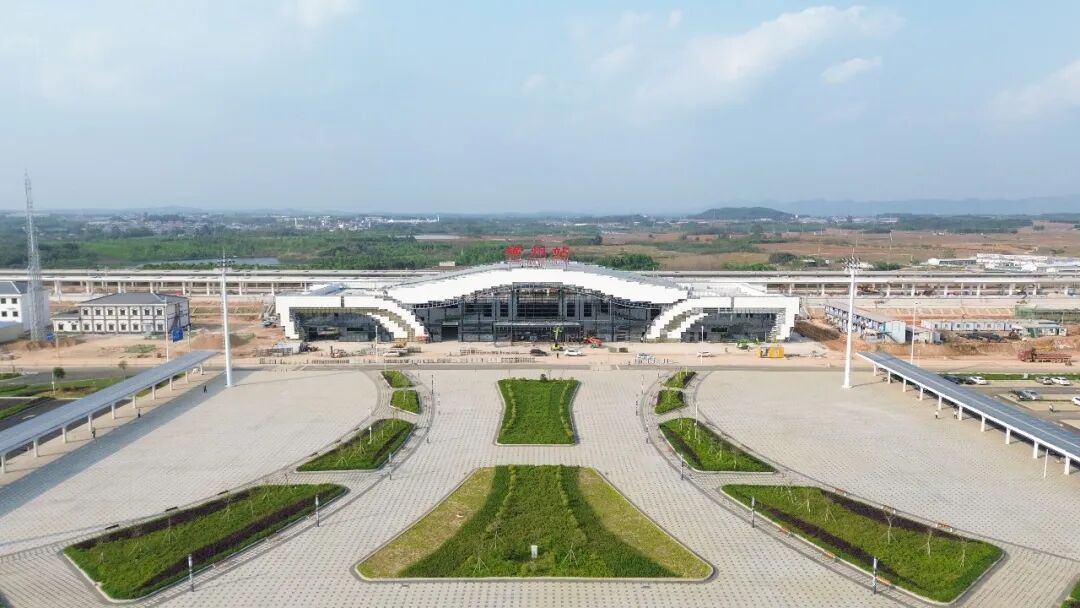 南玉高铁横州站站房室内外装修稳步进行