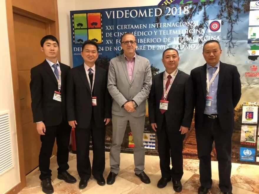 参赛代表与大会秘书长Joaquín Gonzaléz Moya合影