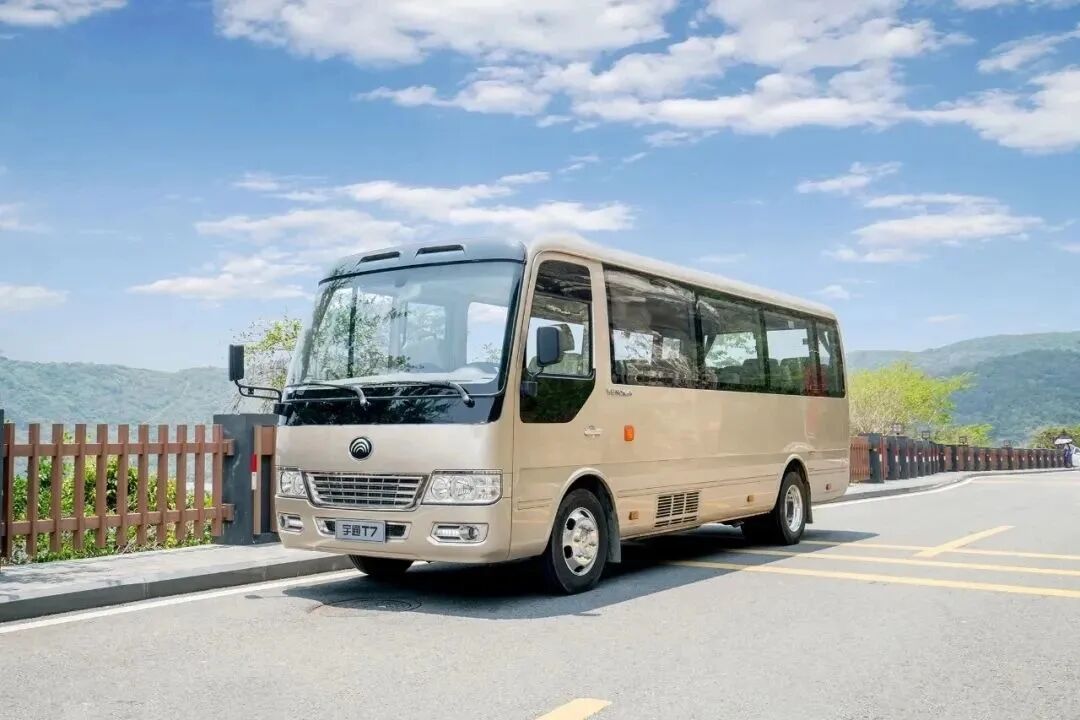 这台国产中巴开上路想低调都难!-爱卡汽车爱咖号