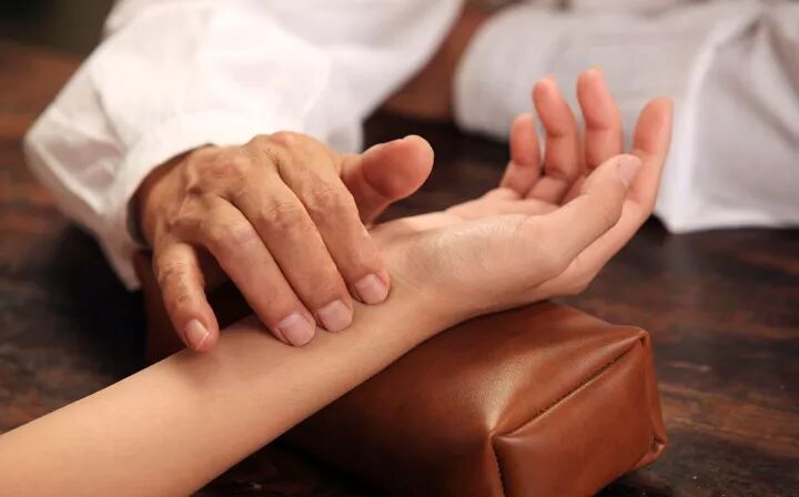 脉诊绝不是唯一的诊断，单独切脉不可能三指遍知病症