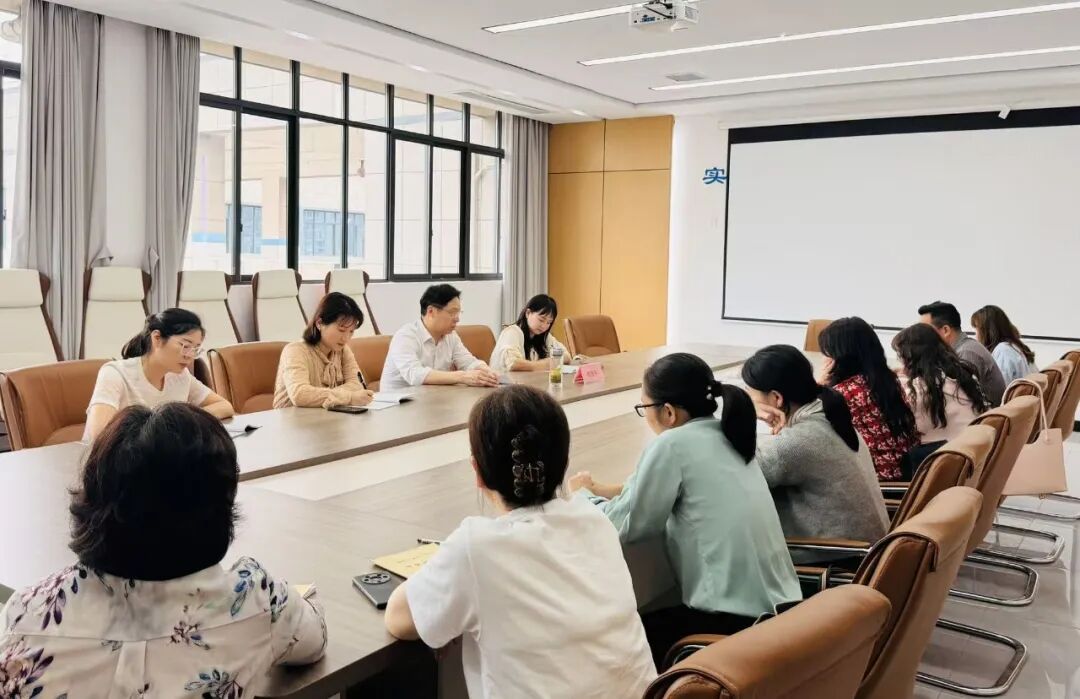 李来清深入课堂听评思政课