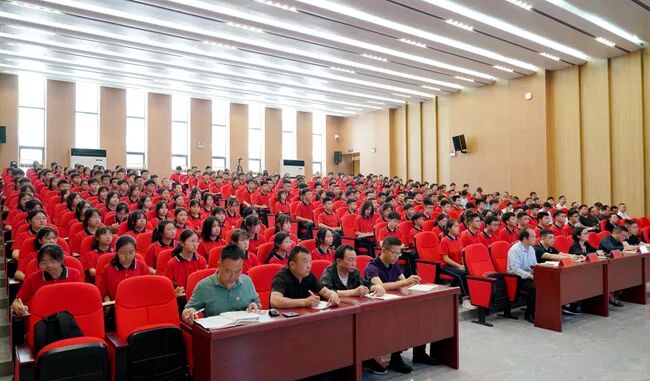 杨仕根到镇远中学宣讲党的二十大精神暨讲授思想政治理论课