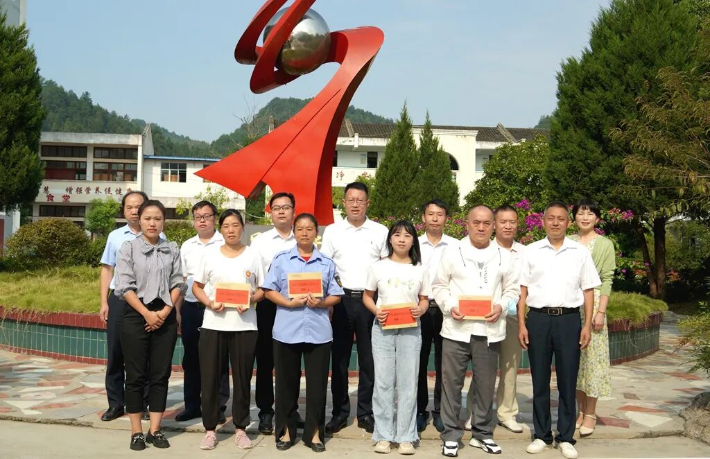 镇远县开展第38个教师节走访慰问活动