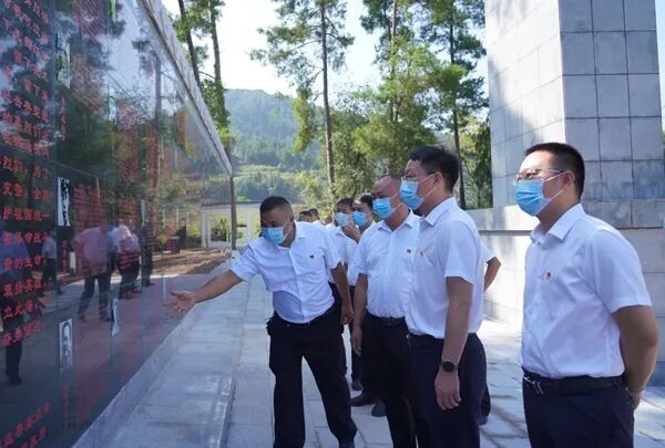 我县举行21年烈士纪念日向英雄烈士敬献花篮仪式 镇远网 镇远新闻网