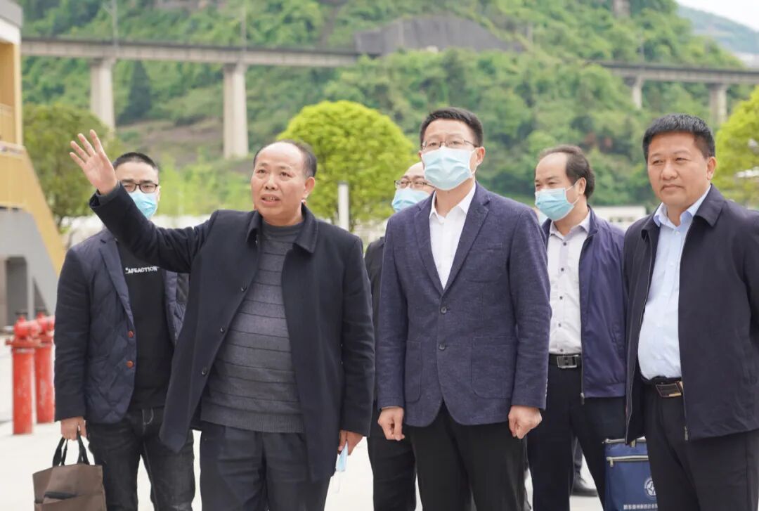 会上,镇远中学校长,文德中学校长分别汇报了高考备考准备,基本现状