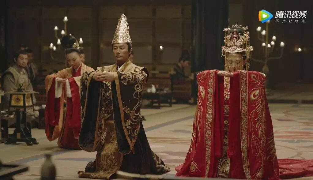 家宴现场吟诗舞剑 黄轩演活癫狂牧云笙 这个大婚群戏看得太爽了 野兽派娱乐 微文库