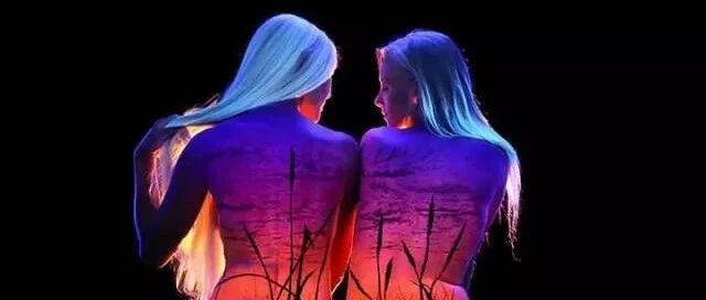 23年！他像个傻子般忠于拍照，拍出了绝美荧光人体照