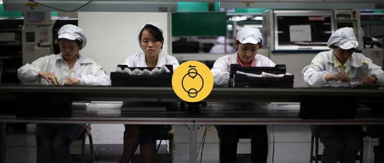 弯腰捡工牌的年轻人，生存比尊严更重要