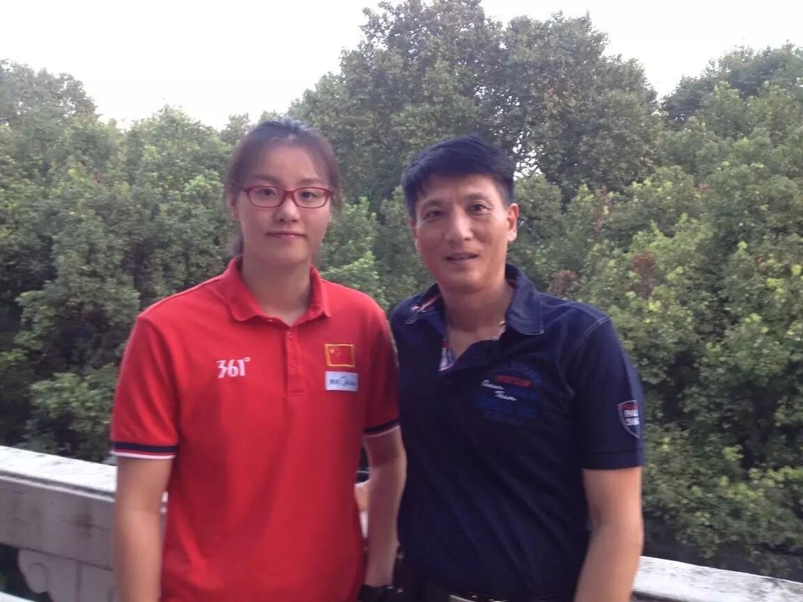 傅园慧和教练吴鹰合影.