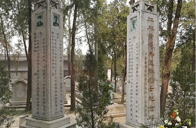 10著名画家徐悲鸿的墓.他去世62年后,夫人廖静文去世,与他合葬.