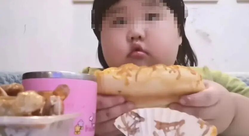 3岁男童70斤，吃播另一面的争拗(图2)