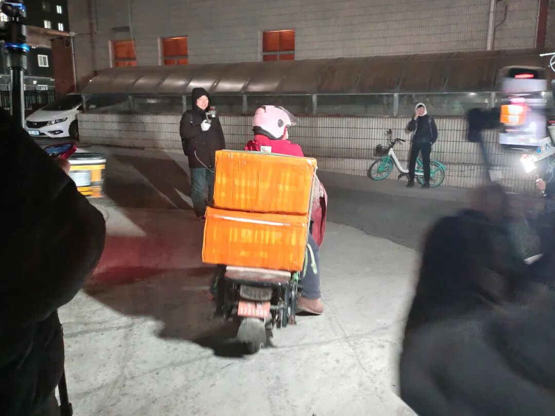 清北人三大高校轮番争抢，“鹅腿阿姨”凭啥爆火？