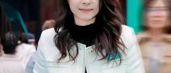 郭晶晶不愧是豪门阔太!穿白色小香风+灰色百褶裙,优雅又贵气!