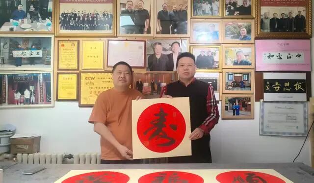 书法的魅力：阎伟老师的磅书情怀与艺术探索