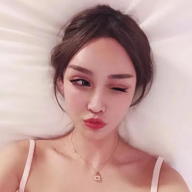 在妈妈带领下14岁开始整容，已花费超400万，脸上就是一栋楼